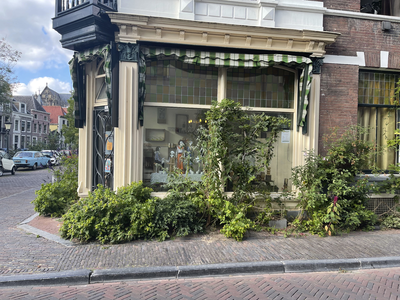 903639 Gezicht op de onderpui van het pand Nieuwegracht 24 te Utrecht, op de hoek met de Herenstraat.